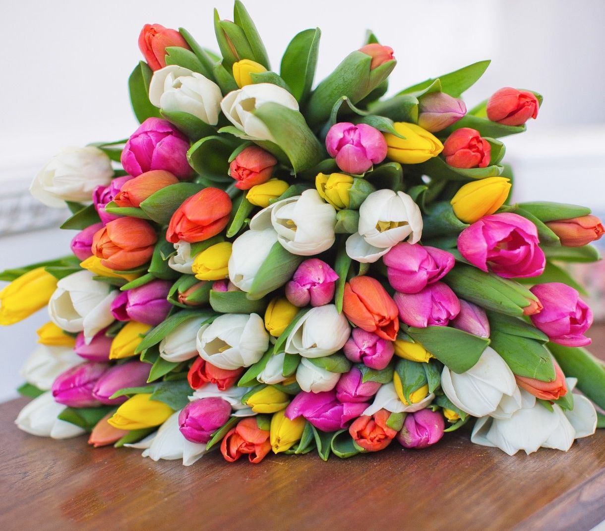 классическая корзина с лилиями и розами для юбилея в Балашихе