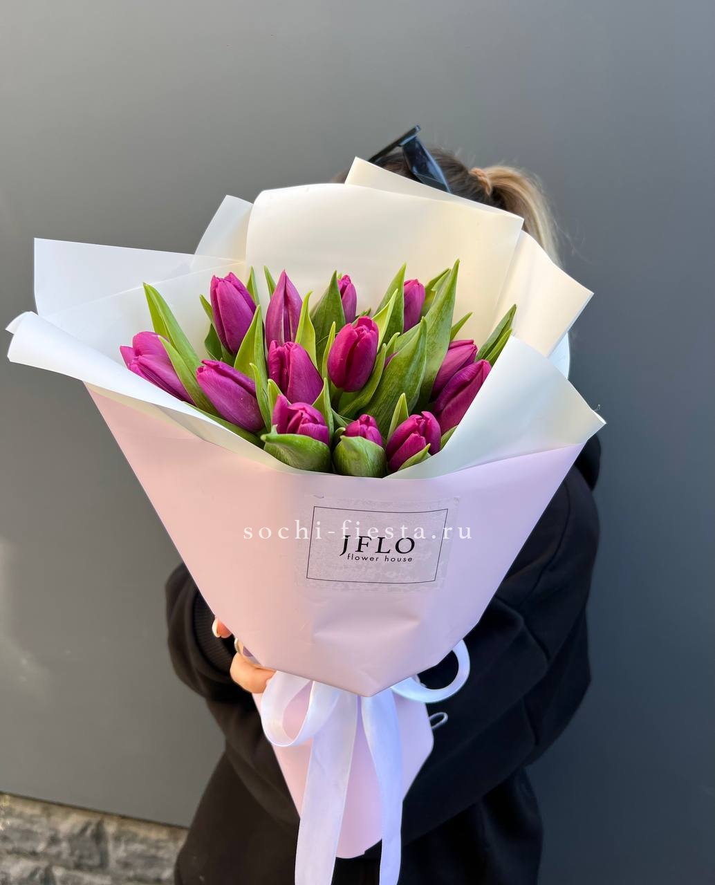 видовой каталог с розами и хризантемами в студии флористики в Балашихе