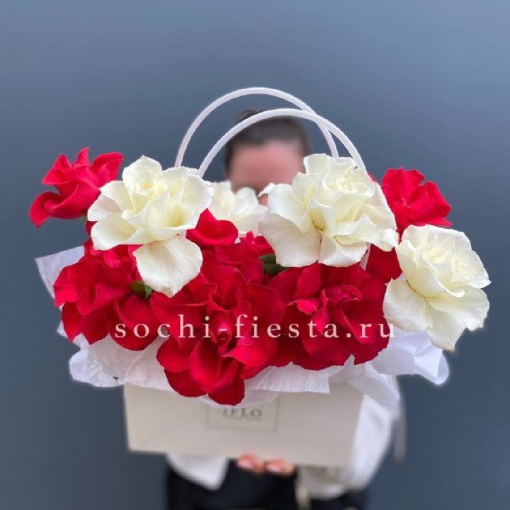 Сумочка  красных и белых роз в Балашихе