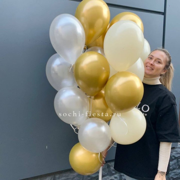 Облако шаров из белого и золотого оттенков в Балашихе