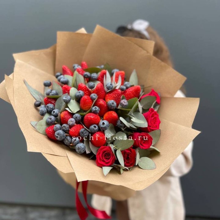 Клубника и голубика с цветами в Балашихе