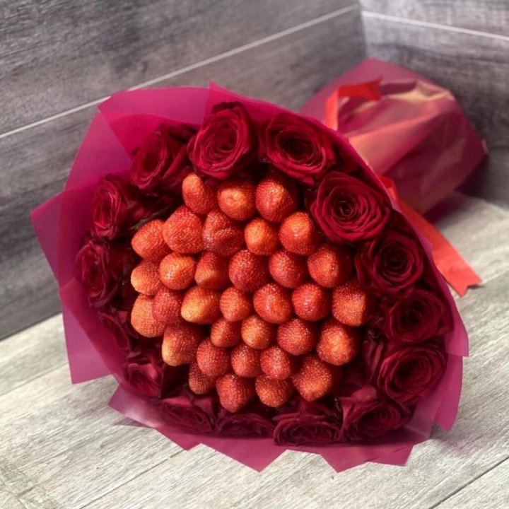 Клубничный букет с розами в Балашихе