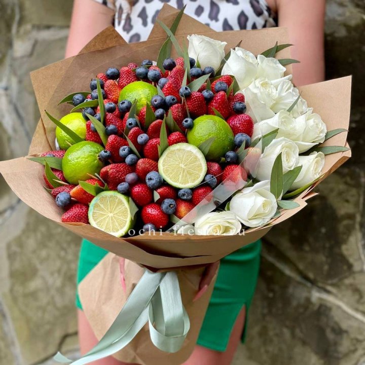 Ягодно-цитрусовый букет с розами в Балашихе