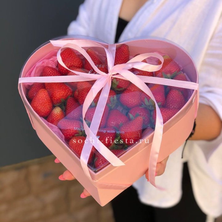 Коробочка сердце  с клубникой в Балашихе