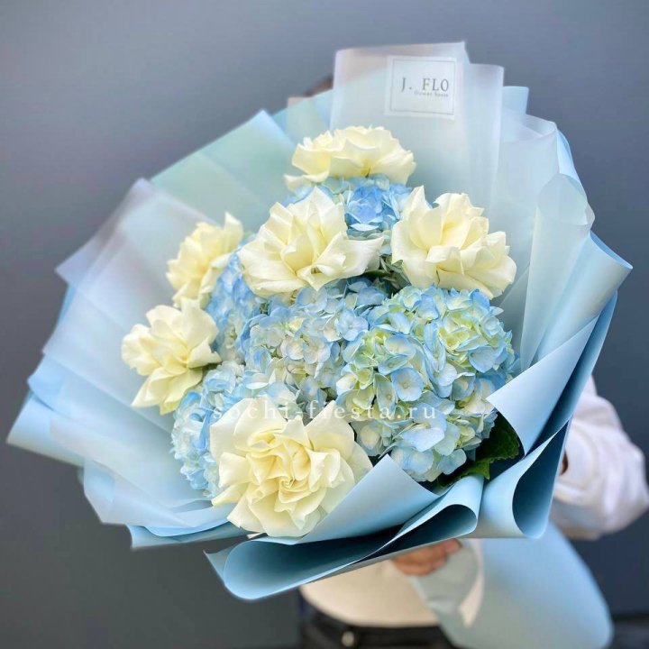  Букет из голубых гортензий и роз  в Балашихе