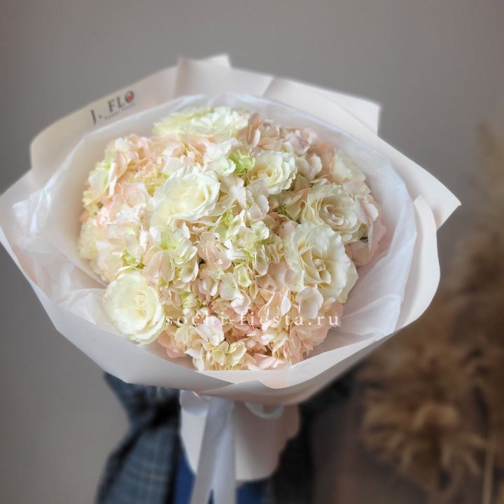  Букет гортензии и роз  в Балашихе