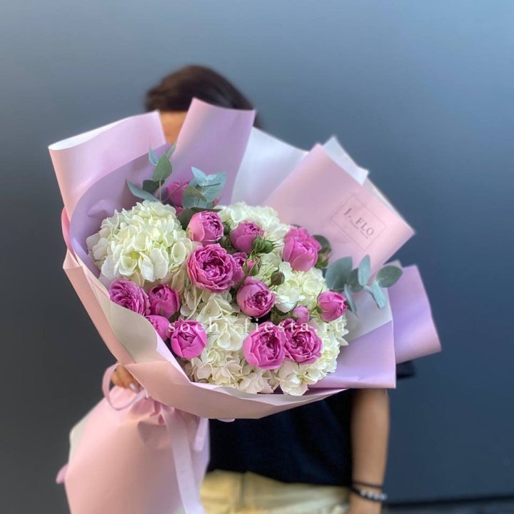 Букет белых гортензий и пионовидных роз  в Балашихе