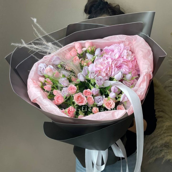  Букет гортензии и роз "Саперави" в Балашихе