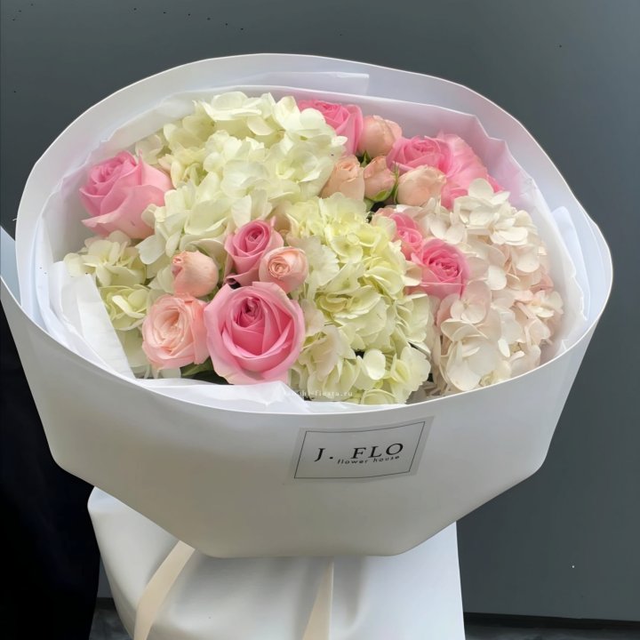  Букет гортензии и роз  "Тиамо" в Балашихе