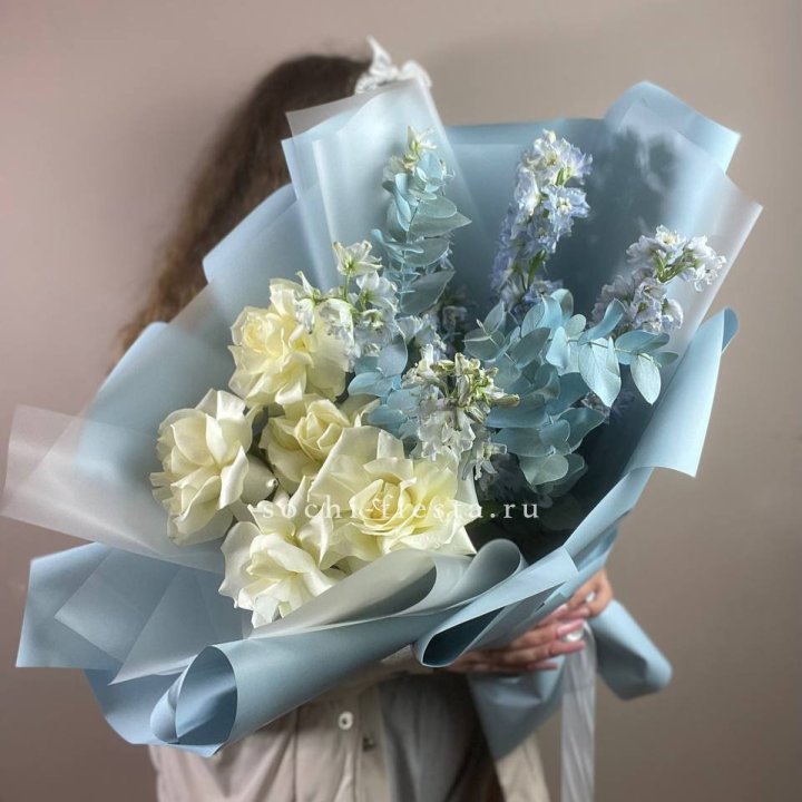 Букет из белых французских роз и дельфиниума в Балашихе
