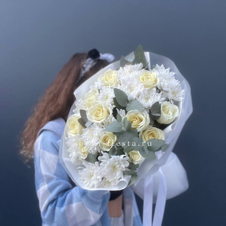  Букет белых роз с хризантемой  в Балашихе