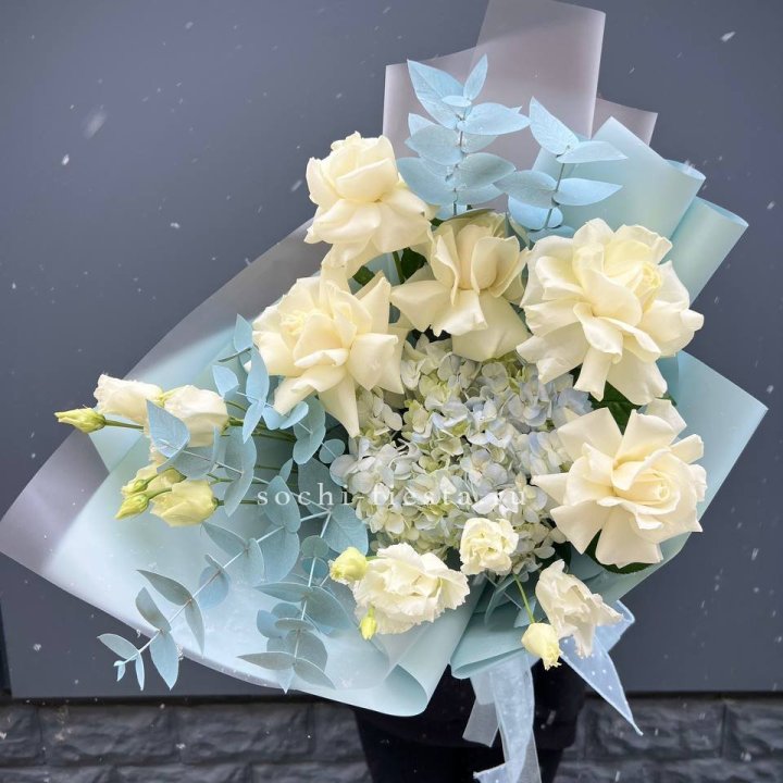 Букет с гортензией и белыми французскими розами в Балашихе