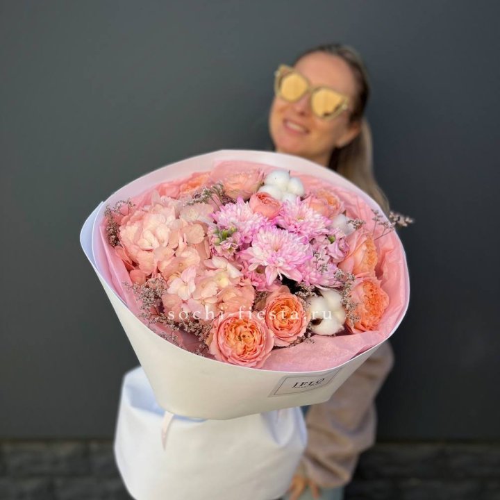 Букет гортензии и кустовых роз  в Балашихе