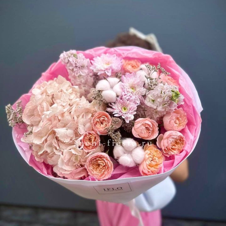 Букет гортензии и кустовых роз "Абрассо" в Балашихе