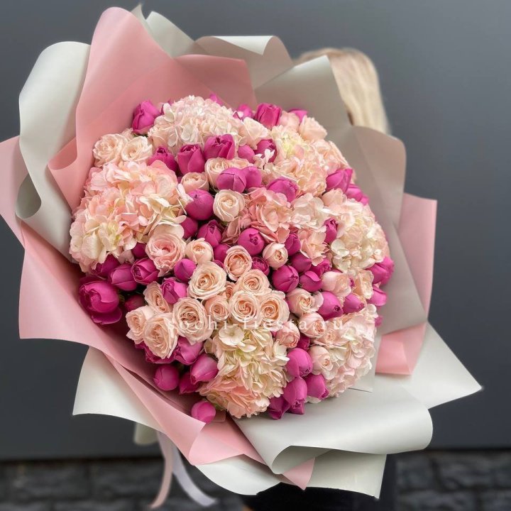 Букет кустовые розы и гортензия в Балашихе