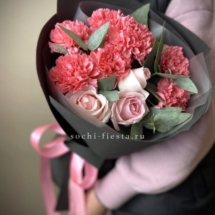 Букет из роз и диантусов "Пенелопа" в Балашихе