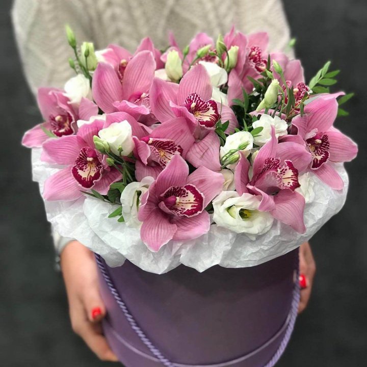 Орхидея и эустома в шляпной коробке в Балашихе