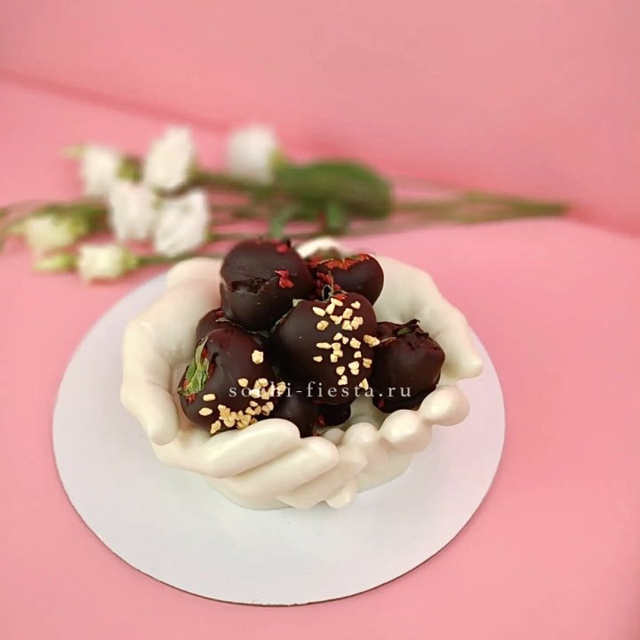 Клубника в шоколаде на шоколадных ладонях  в Балашихе