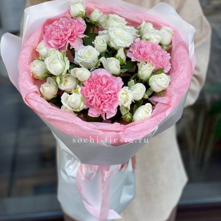 Букет розы с диантусами "Блэш" в Балашихе