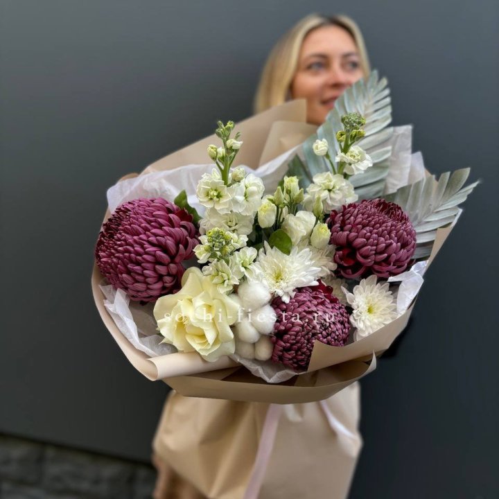 Хризантемы с маттиолой розами эустомой Чика в Балашихе