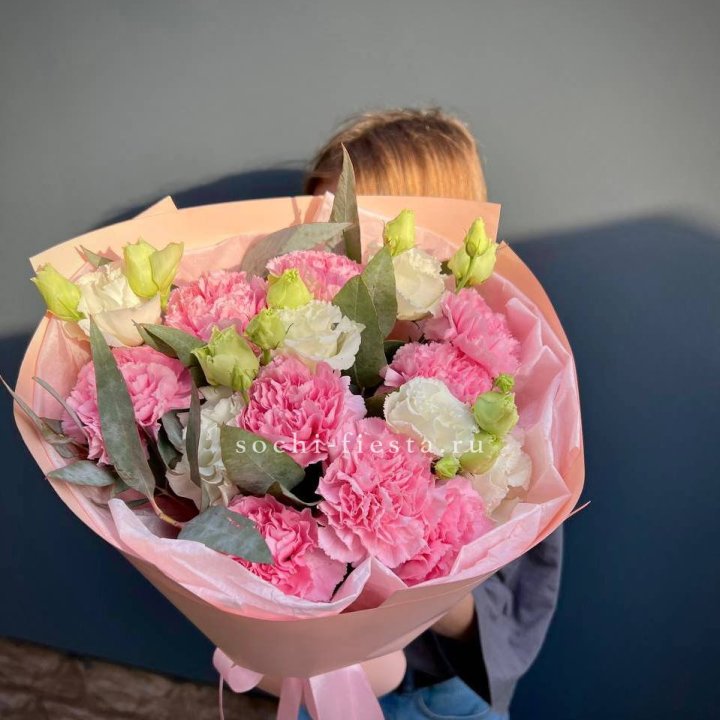 Букет гвоздик и  эустом "Сири" в Балашихе