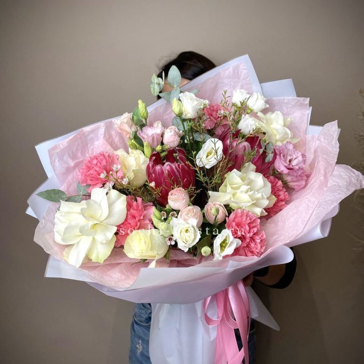 Букет с протеей, розами "Элеонора" в Балашихе