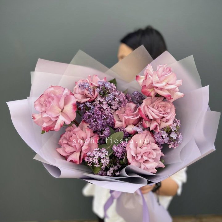 Букет из розовых роз и сирени в Балашихе