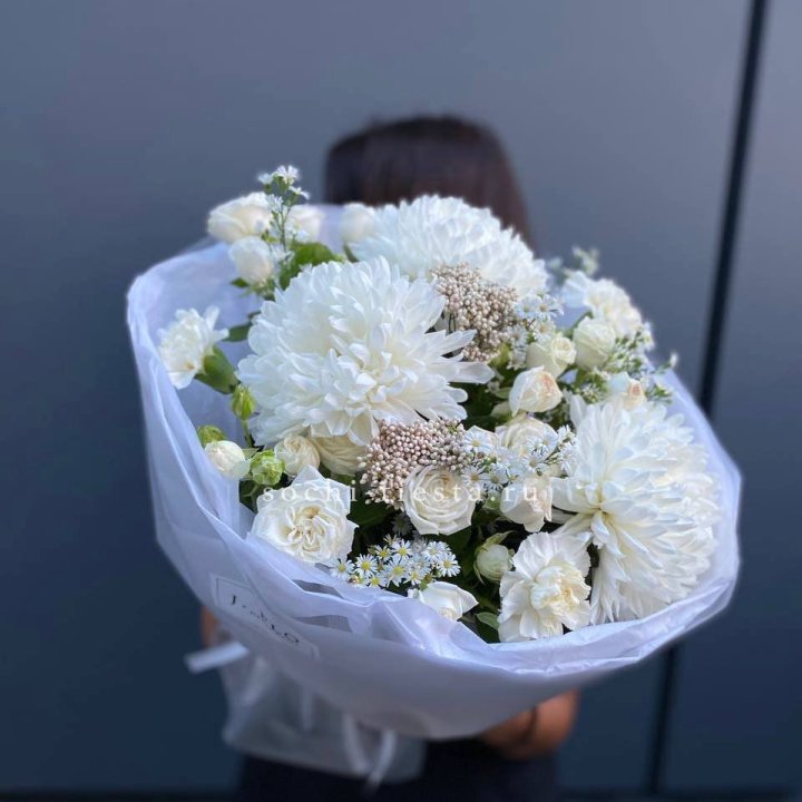 Букет хризантем и роз вайт шотс в Балашихе