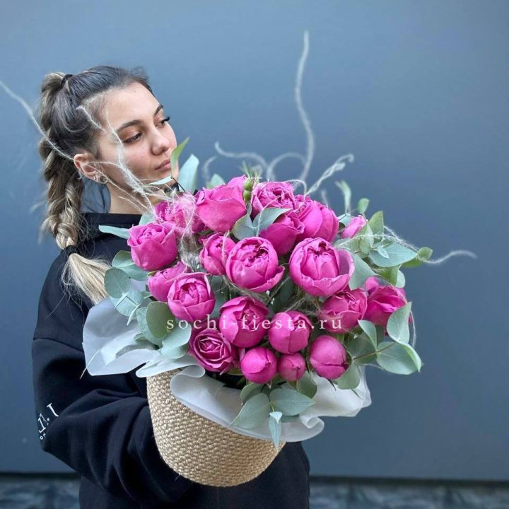 Пионовидные розы  в джутовом кашпо  в Балашихе