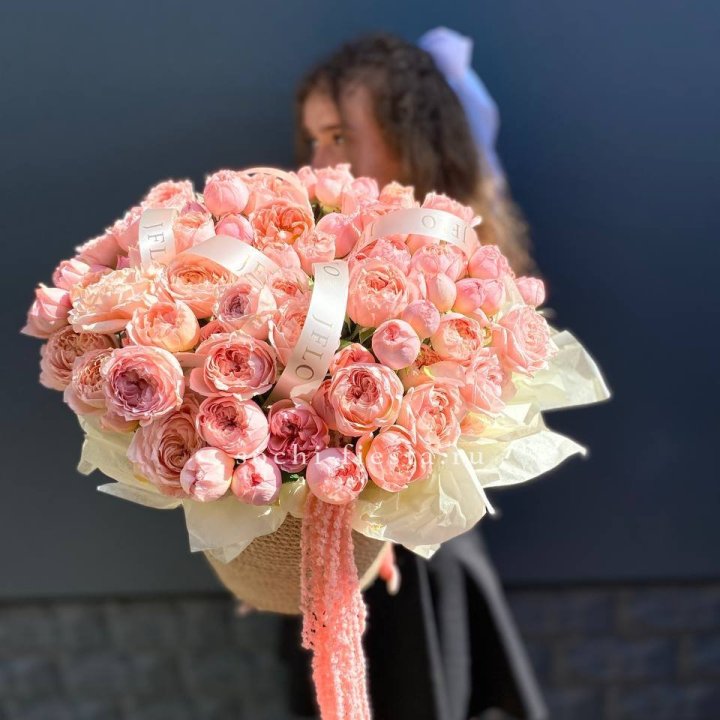 Кустовые розы Джульетта в джутовом кашпо в Балашихе