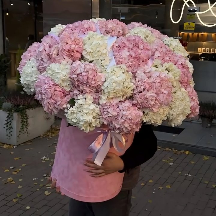 Дизайнерский цилиндр с гортензиями  в Балашихе