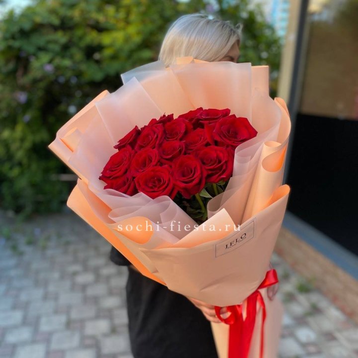 15 голландских роз в оформлении в Балашихе