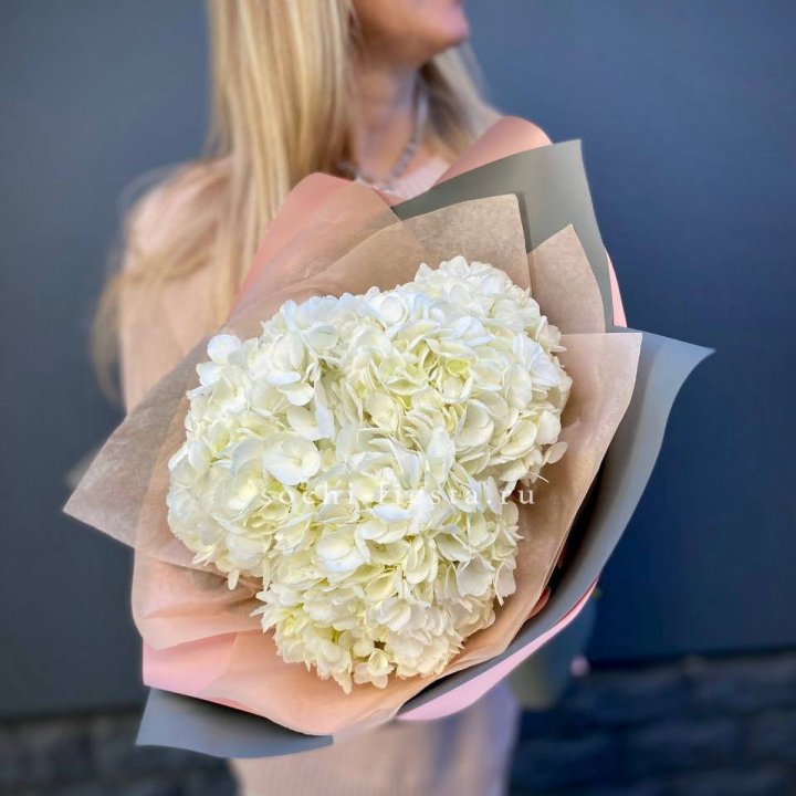 Букет из трёх белых гортензий в Балашихе
