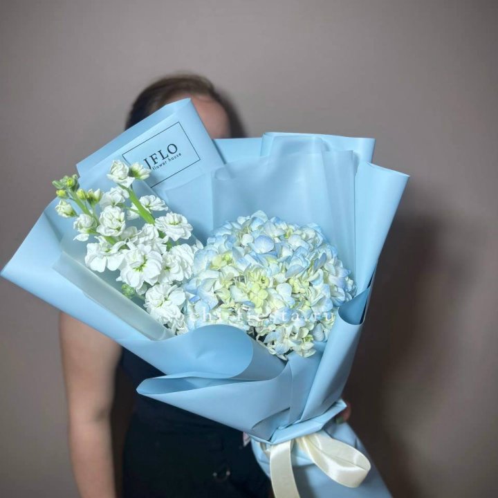 Гортензия голубая с маттиолой в Балашихе