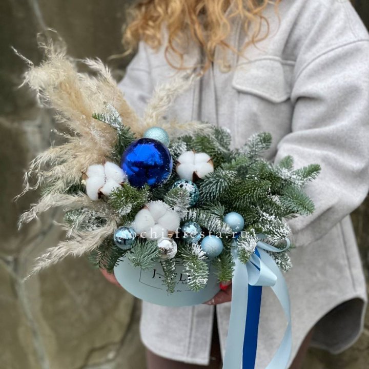 Новогодняя композиция в коробке блю в Балашихе