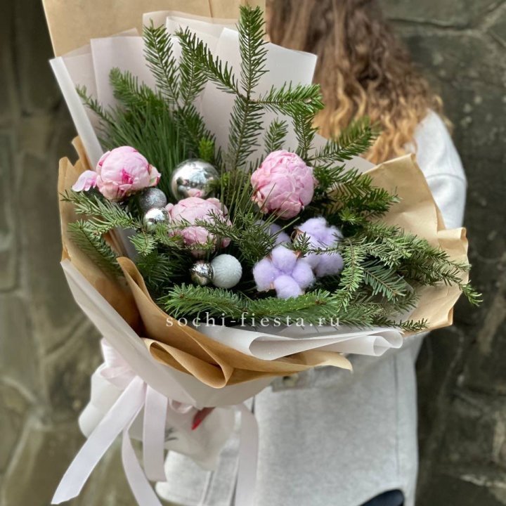 Новогодний букет с пионами  в Балашихе