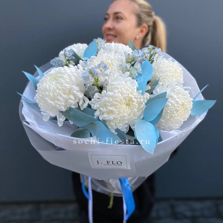 Букет хризантем Бигуди и дельфиниума  в Балашихе