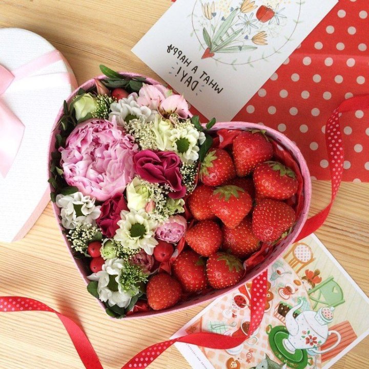 Бокс с клубникой и цветами в Балашихе