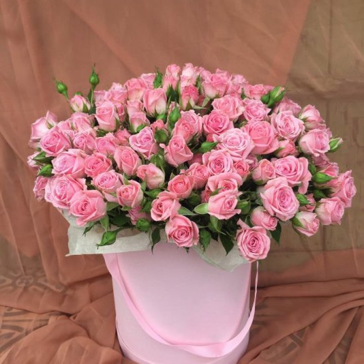 Кустовые розы в коробке в Балашихе