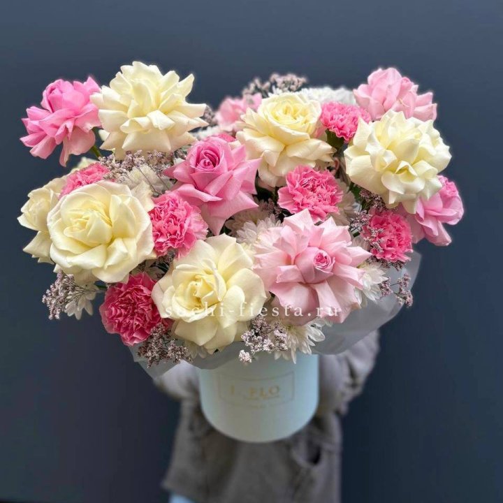 Коробка французских роз и диантусов "Бони" в Балашихе