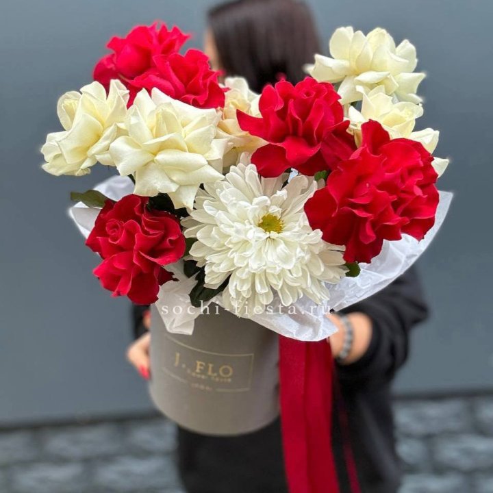 Французские розы с хризантемой в боксе в Балашихе