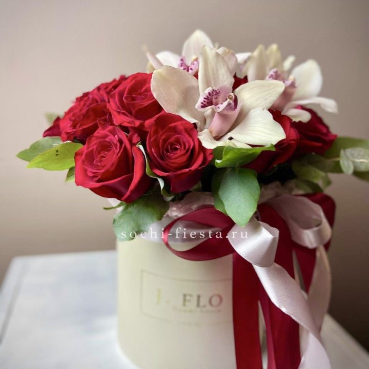 Розы и орхидеи в боксе в Балашихе