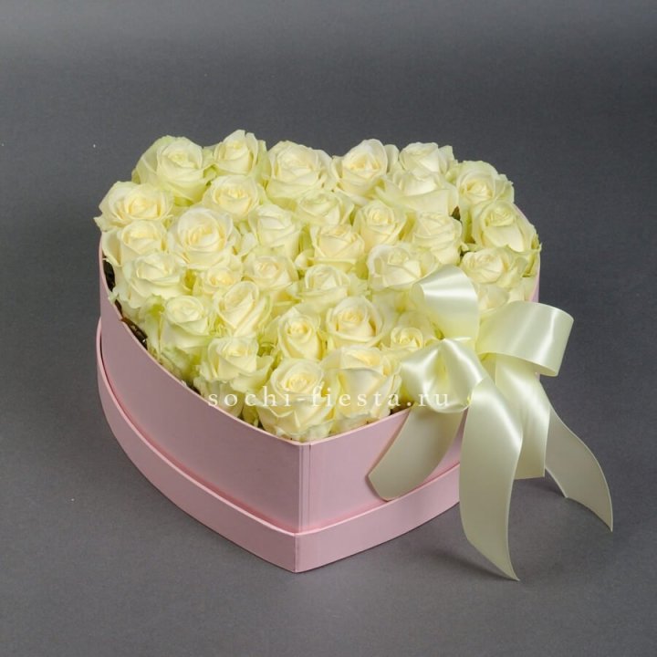 35 белых роз в коробке "Сердце" в Балашихе
