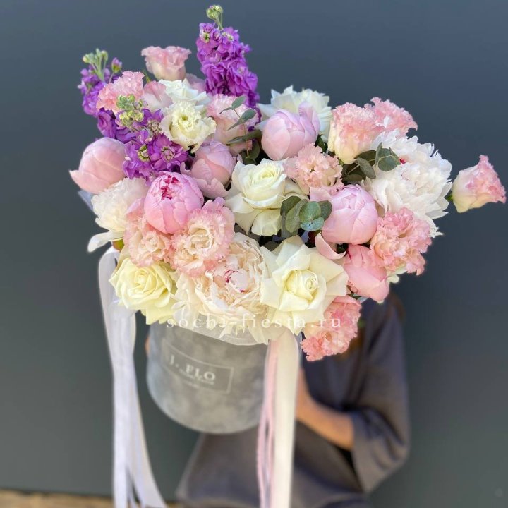 Дизайнерский цилиндр с пионами "Ривьера" в Балашихе