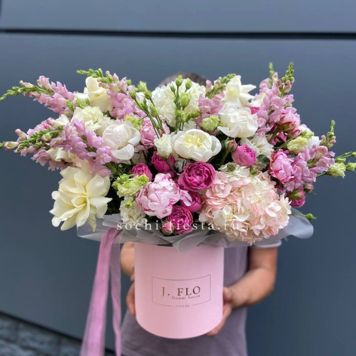 Дизайнерский цилиндр с пионами "Саманта" в Балашихе