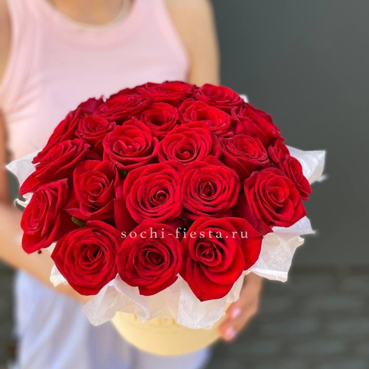 Красные розы в цилиндре в Балашихе