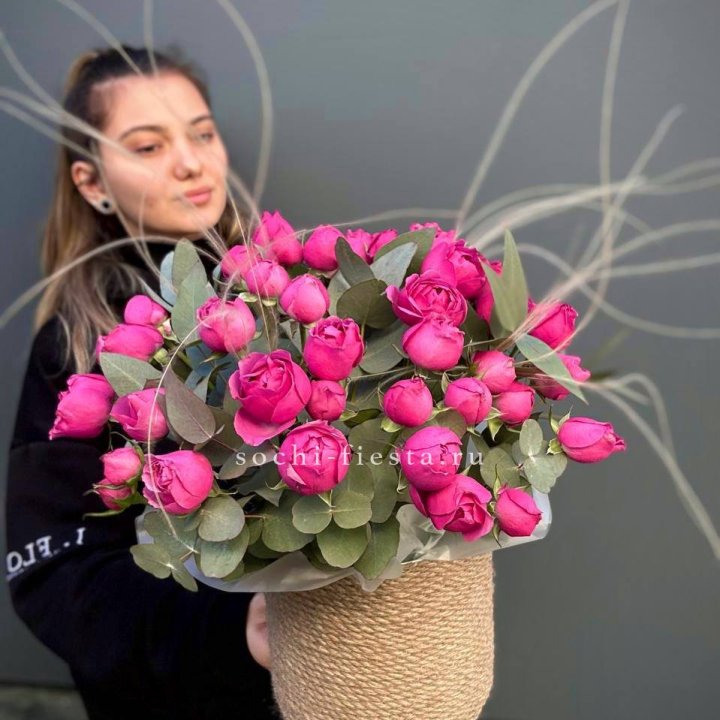 Пионовидные розы Мисти Бабблс в джутовом кашпо в Балашихе