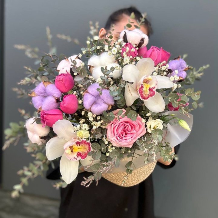 Орхидея и розы в джутовом кашпо в Балашихе