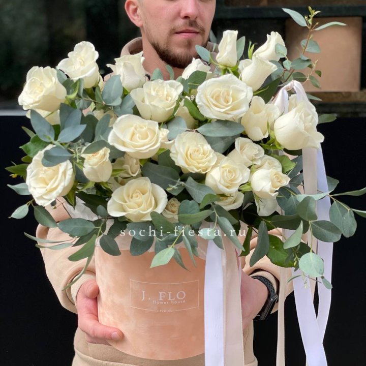 41 белая роз в бархатном боксе в Балашихе