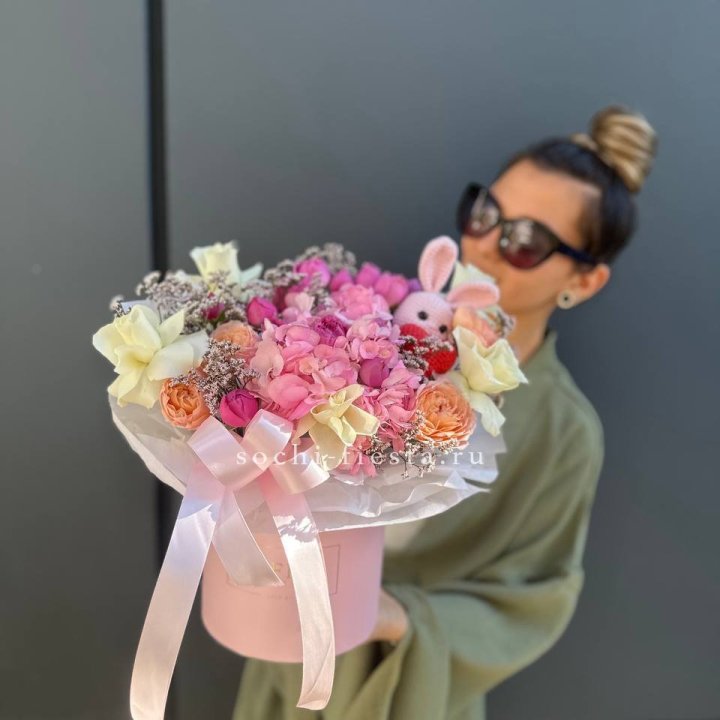 Дизайнерский цилиндр с игрушкой "Лола" в Балашихе